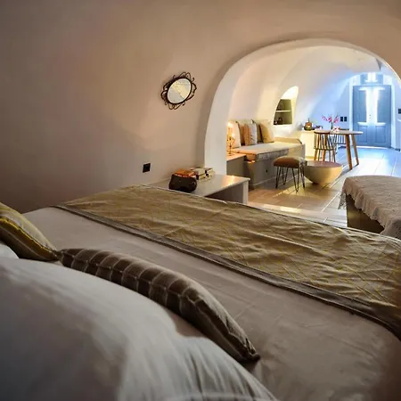 Holiday home Cave House Martrona Foinikia (Santorini)